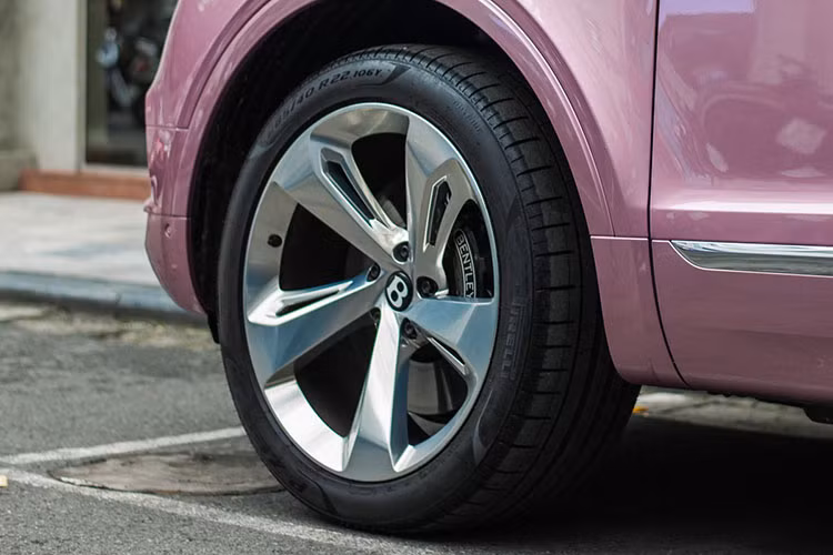 Thiết kế ban đầu của EXP 9 F được thiết kế lại để đạt được "tỷ lệ SUV truyền thống hơn và bề mặt ít cổ điển hơn." Phiên bản sản xuất được công bố vào tháng 7 năm 2013 nhưng đã gây tranh cãi và nhận được nhiều phản ứng trái chiều từ báo chí ô tô. Sau một số chỉ trích về thiết kế của EXP 9 F, Bentley đã thông báo rằng hãng sẽ thay đổi kiểu dáng cho các phiên bản sản xuất.