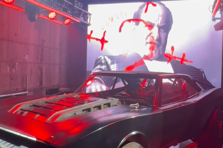 Edward Nashton/Riddler và nam diễn viên Colin Farrell trong vai Oswald Cobblepot/Penguin. Bộ phim lấy bối cảnh khi Người Dơi mới bước vào năm thứ 2 trong sự nghiệp anh hùng chống tội phạm của mình.