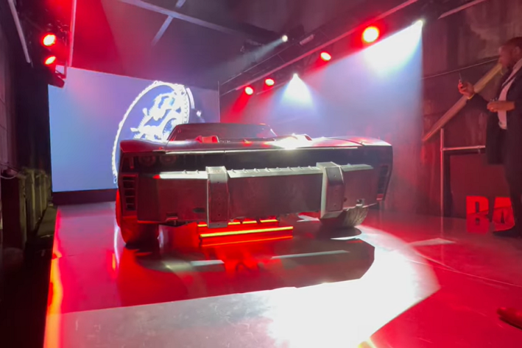 Đối với những người yêu thích diện mạo mới của Batmobile, họ có thể tìm đến một mô hình bản sao nào đó. Ví dụ, một bộ Lego Technic có 1.360 mảnh, và chiếc xe hoàn thiện có chiều dài 45 cm với chi tiết ngọn lửa phía sau được gắn vào.