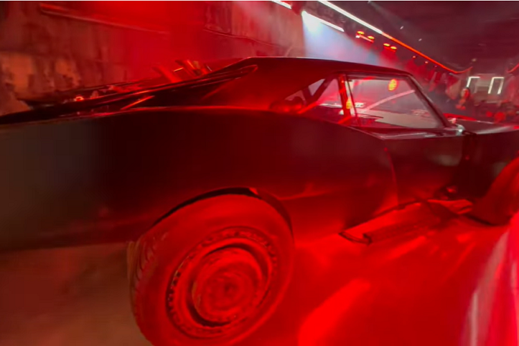 Ngoài ra, còn có hai chiếc xe điều khiển từ xa tỷ lệ 1:10, và phiên bản giá 500 USD thậm chí còn đi kèm với một đế trưng bày được chiếu sáng.