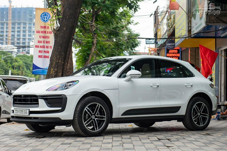 Vừa được rao bán, chiếc Porsche Macan 2022 mới ở Hà Nội này đã rất nhanh thu hút được sự chú ý của giới mê xe trong nước bởi xe có ODO chỉ mới ở mức 33km và tình trạng của xe thì như vừa “bóc tem”. Một điểm đáng chú ý ở chiếc Porsche Macan 2022 này là xe sở hữu biển số có thể nói là thuộc hàng VIP “699.66”, có nghĩa là “lộc đại đại lộc lộc”.