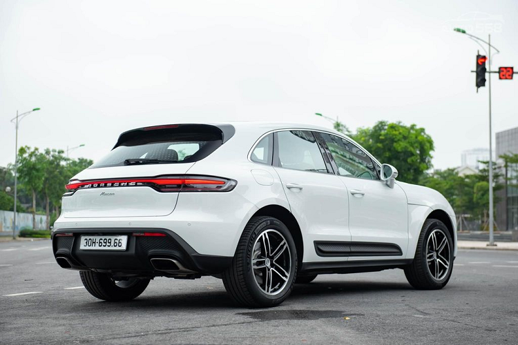 Về truyền động, Porsche Macan 2022 được trang bị động cơ 4 xi-lanh 2,0 lít, sản sinh công suất tối đa 261 mã lực và 400 Nm mô-men xoắn. Động cơ này kết hợp với hộp số tự động PDk 7 cấp, nhờ đó xe có khả năng tăng tốc từ 0-100 km/h trong 6,2 giây với gói Sport Chrono. Tốc độ tối đa đạt được là 232km/h.