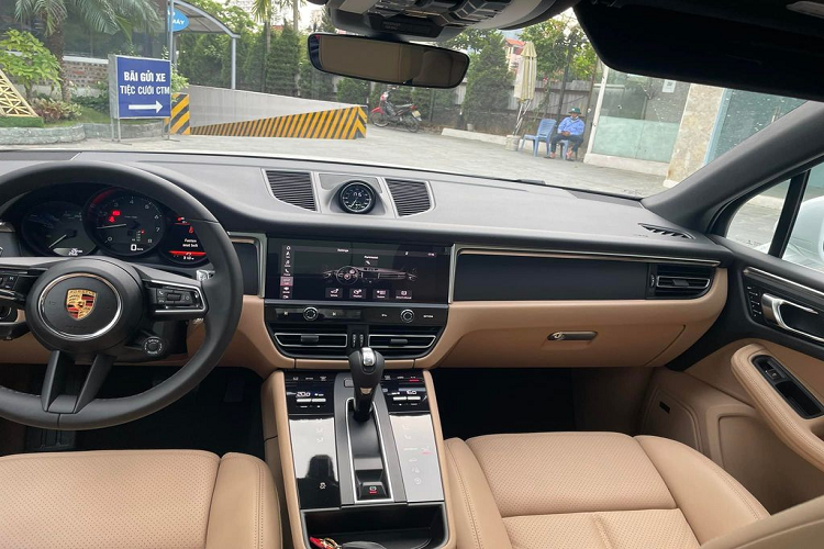 Ở phía đuôi, cản sau cũng được làm mới, khu vực đặt biển số sử dụng tông đen thay vì sơn đồng màu thân như cũ. Hệ thống đèn hậu LED vẫn được nối liền hai bên giống phiên bản cũ. Ngoài ra, Porsche Macan 2022 còn có đến 7 lựa chọn mâm xe thiết kế khác nhau với kích thước từ 19 inch đến 21 inch.