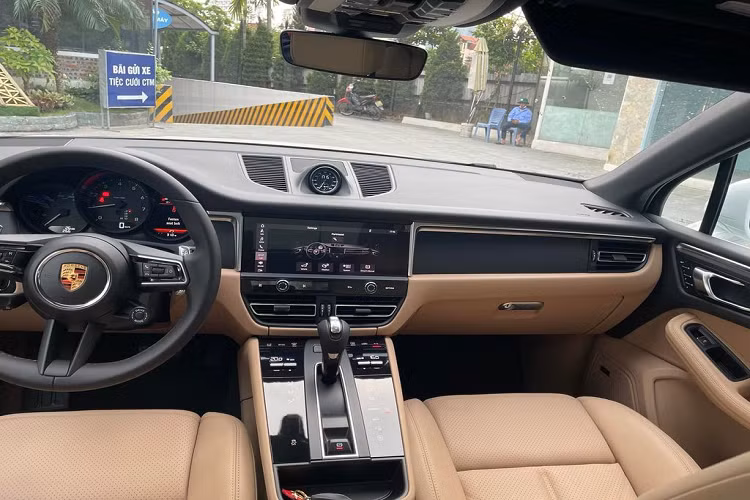 Ở phía đuôi, cản sau cũng được làm mới, khu vực đặt biển số sử dụng tông đen thay vì sơn đồng màu thân như cũ. Hệ thống đèn hậu LED vẫn được nối liền hai bên giống phiên bản cũ. Ngoài ra, Porsche Macan 2022 còn có đến 7 lựa chọn mâm xe thiết kế khác nhau với kích thước từ 19 inch đến 21 inch.