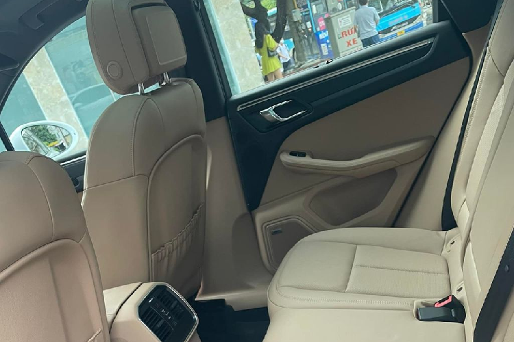 Khu vực cụm điều khiển trung tâm với dàn nút bấm cảm ứng thay vì phím vật lý như trước. Porsche Macan 2022 vẫn sử dụng màn hình thông tin giải trí 10.9 inch với chức năng ra lệnh bằng giọng nói chạy trên nền tảng Porsche Communication Management (PCM).