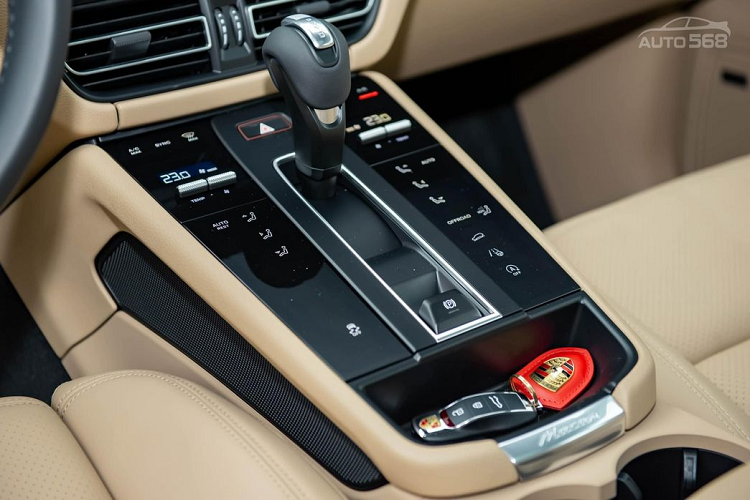 Ở bên trong cabin, Porsche Macan 2022 hạng sang đi theo phong cách hiện đại, trẻ trung và đậm chất thể thao, với một chiếc đồng hồ analog nằm ở chính giữa táp-lô mang tính nhận diện thương hiệu. Chiếc xe đang được rao bán có nội thất mang tông màu be chủ đạo.