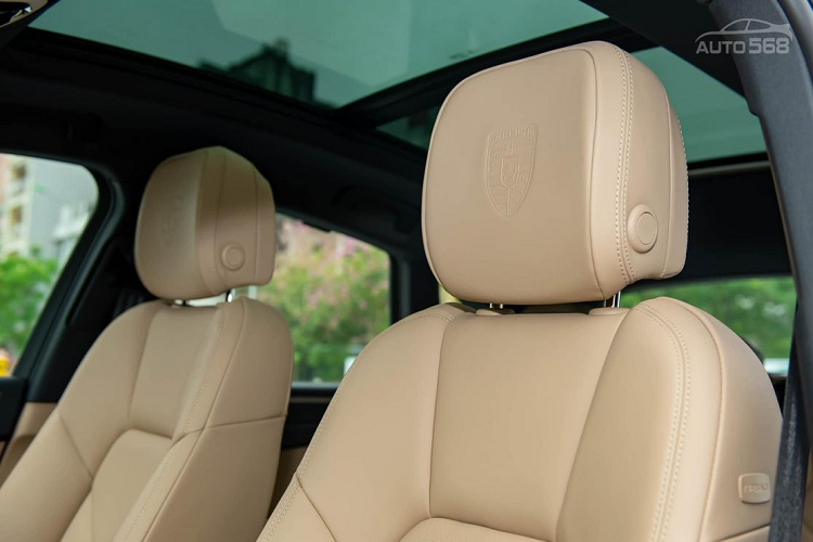 Với ODO chỉ hơn 30km thì nội thất xe gần như còn rất mới. Toàn bộ ghế ngồi trên xe đều được bọc da kết hợp da. Ghế trước có chỉnh điện đa hướng, nhớ vị trí ghế lái cùng thiết kế thoải mái. Hàng ghế sau rộng rãi với bệ tỳ tay kiêm hộc để cốc ở trung tâm, cửa gió điều hòa phía trước.