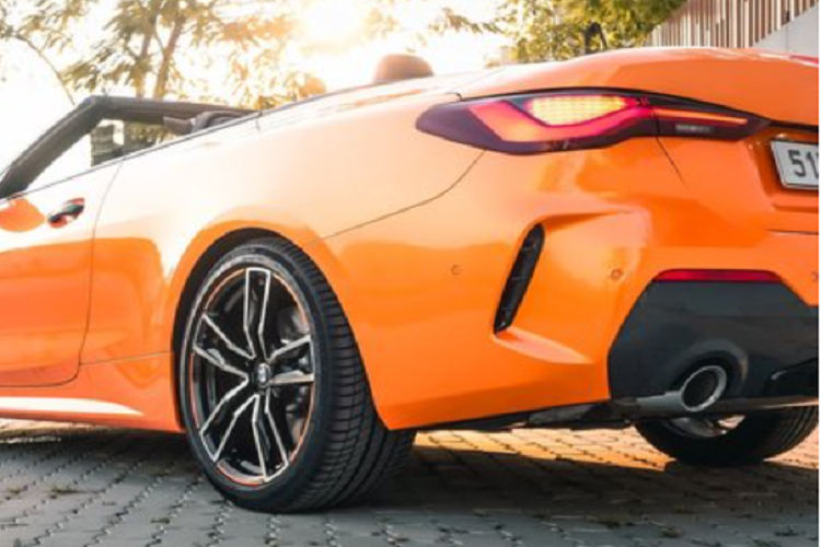 Cung cấp sức mạnh cho BMW 430i Convertible M Sport 2021 là khối động cơ 2.0L 4 xi-lanh sản sinh công suất 255 mã lực và mô-men xoắn cực đại 400 Nm, đi kèm hộp số tự động 8 cấp, hệ dẫn động cầu sau và hệ thống treo thích ứng M.