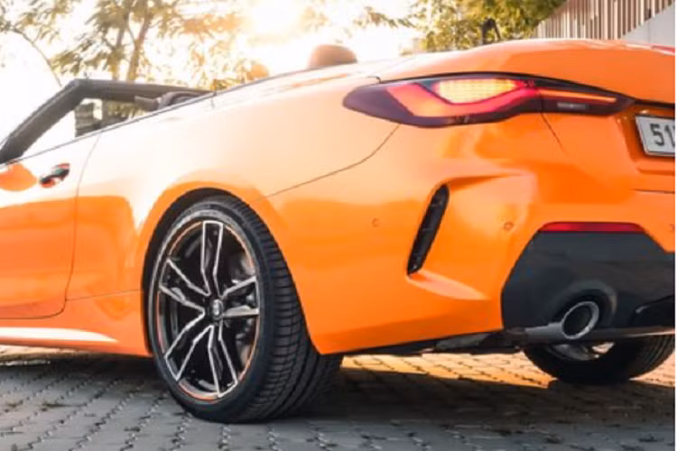 Cung cấp sức mạnh cho BMW 430i Convertible M Sport 2021 là khối động cơ 2.0L 4 xi-lanh sản sinh công suất 255 mã lực và mô-men xoắn cực đại 400 Nm, đi kèm hộp số tự động 8 cấp, hệ dẫn động cầu sau và hệ thống treo thích ứng M.