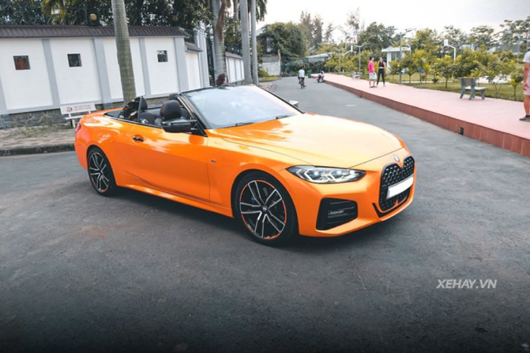 Chiếc BMW 430i Convertible 2021 mới này vốn có màu sơn đen nhưng nay đã được đổi sang bộ cánh màu cam rực rỡ nhờ phương pháp dán decal quen thuộc. Đây là sắc cam có pha chút ánh vàng và đỏ nên sẽ thay đổi màu sắc tùy theo góc nhìn và ánh sáng xung quanh.