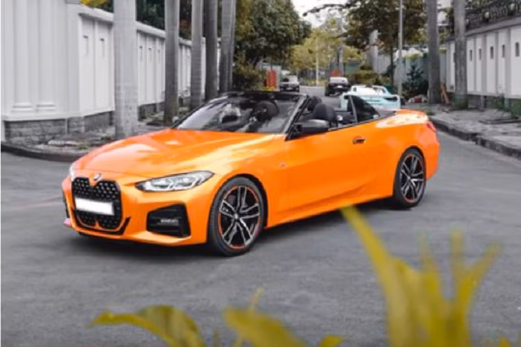 Chiếc BMW 430i bản màu độc này được trang bị la-zăng 5 chấu kép kích thước 18 inch với viền mâm cũng là màu cam tạo điểm nhấn. Ngoài ra, chiếc xe mui trần còn có gói ngoại thất M Sport giúp xe thêm thể thao và bắt mắt.