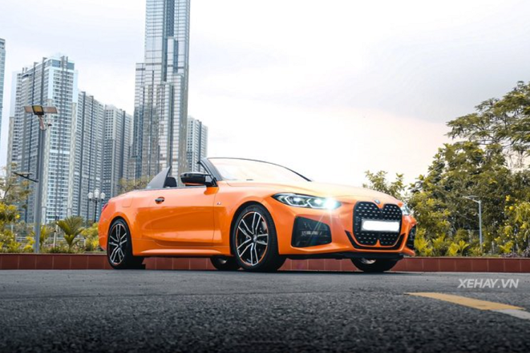 Ở bên trong, xe được trang bị vô lăng M 3 chấu, đồng hỗ kỹ thuật số 12,3 inch, màn hình trung tâm 10,25 inch tương thích Apple CarPlay/Android Auto không dây, hệ thống âm thanh Harman Kardon, logo M Sport ở bệ cửa, dây đai an toàn M Sport...