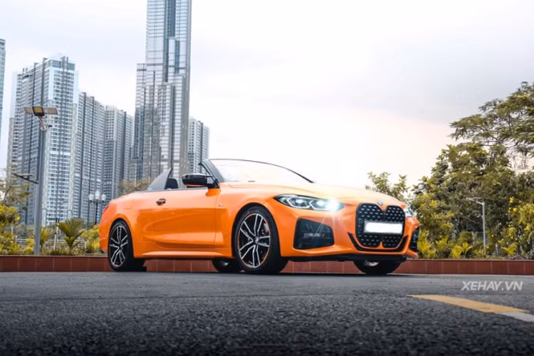 Ở bên trong, xe được trang bị vô lăng M 3 chấu, đồng hỗ kỹ thuật số 12,3 inch, màn hình trung tâm 10,25 inch tương thích Apple CarPlay/Android Auto không dây, hệ thống âm thanh Harman Kardon, logo M Sport ở bệ cửa, dây đai an toàn M Sport...