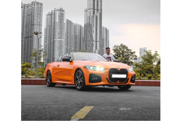 Cụm đèn pha cũng được tái thiết kế tạo cảm giác sắc sảo và góc cạnh hơn, với đồ hoạ dải đèn định vị hình móc câu đặc trưng.