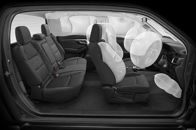 Hệ thống lọc không khí PM2.5, cửa gió điều hòa/cổng sạc USB cho hàng ghế sau, chìa khóa thông minh, khởi động nút bấm, bảng đồng hồ với màn hình đa thông tin Optitron TFT 3D 4,2 inch, màn hình cảm ứng trung tâm 9 inch, hỗ trợ Apple CarPlay/Android Auto, tính năng ra lệnh bằng giọng nói và 8 loa.