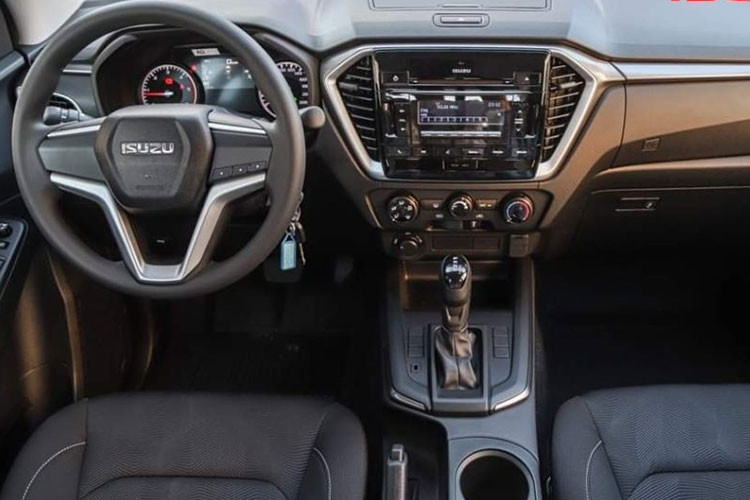 Bước vào bên trong Isuzu D-Max 2023, người dùng sẽ bắt gặp ghế trước ôm lấy thân người ngồi, ghế bọc da với tính năng làm mát, ghế lái chỉnh điện 8 hướng, ghế sau gập 60:40, vô lăng chỉnh 4 hướng/bọc da/tích hợp phím chức năng, điều hòa tự động 2 vùng độc lập, đi kèm màn hình kỹ thuật số
