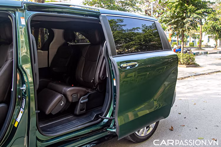 Logo phía trên có dạng 3D với viền màu xanh biểu hiện xe sử dụng động cơ Hybrid, trong khi đó phía dưới xe có thêm camera trước trong gói camera 360 độ. Toyota Sienna 2021 đến từ cụm đèn hậu LED phía sau không khác gì thiết kế trên các dòng xe Lexus. Logo, tên xe đặt ở vị trí trung tâm giúp Sienna trở nên cân đối và hài hòa hơn. Chưa hết, Toyota Sienna 2021 còn có cánh gió kèm theo đèn phanh LED trên cao, ăng ten vây cá mập, cản sau có thiết kế tinh tế và hiện đại hơn nhiều so với người tiền nhiệm