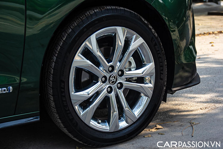 Chiếc Sienna này mang trên mình màu sơn xanh rêu Cypress cùng lớp hiệu ứng ánh kim, dưới ánh nắng tự nhiên sẽ đem đến một diện mạo ấn tượng. Ngoài ra, xe còn được trang bị bộ mâm 5 chấu kép có kích thước 20 inch khỏe khoắn mạ chrome ăn nhập với màu sắc tổng thể của xe. So với thế hệ tiền nhiệm, Toyota Sienna 2021 có thêm nhiều đường gân nổi trên thân xe. Mặc dù sử dụng khung gầm mới, xe vẫn giữ nguyên thông số kích thước với chiều dài x rộng x cao lần lượt là 5.085 x 1.984 x 1.811 mm, trục cơ sở dài 3.030 mm.