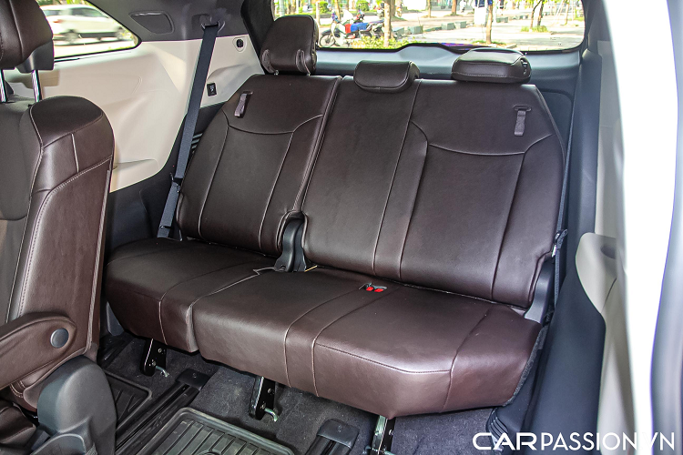 Ghế ngồi trên bản Platinum được bọc da cao cấp, chỉnh điện ghế trước, ghế lái nhớ hai vị trí, nội thất ốp gỗ và cửa sổ trời tại khoang lái. Các biến thể Limited và Platinum sở hữu hệ thống âm thanh Toyota Premium tiêu chuẩn với 12 loa JBL. 