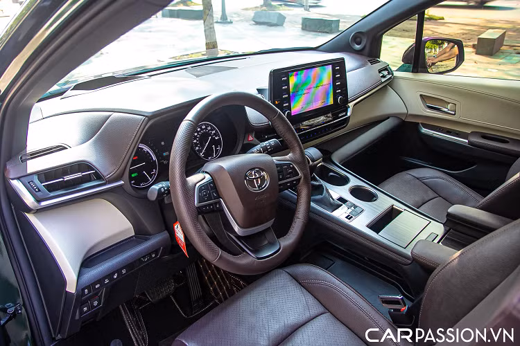 Đặc trưng của dòng MPV cỡ lớn như Toyota Sienna là cửa trượt tự động và ở thế hệ thứ 4 chi tiết này vẫn được giữ nguyên. Bên cạnh đó, thế hệ mới còn có thêm tính năng mở cửa rảnh tay (đá cửa) và mở cốp phía sau tương tự cho thấy sự tiện nghi hàng đầu của Sienna. Tay nắm cửa trên Sienna hoàn toàn mới được trang bị sẵn nút bấm và cảm biến mở khóa thông minh một chạm mang lại sự tiện ích cho người dùng.