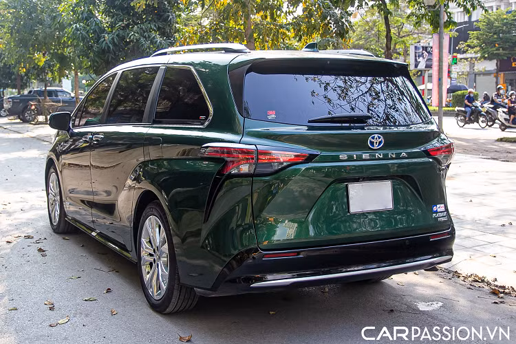 Mẫu xe MPV cỡ lớn xuất hiện trong bài viết thuộc phiên bản Platinum cao cấp nhất, nhờ đó xe sở hữu hàng loạt các công nghệ tiên tiến. Đèn pha sử dụng công nghệ Full LED có tính năng tự động kết hợp dải LED định vị ban ngày, phía bên dưới là cụm đèn sương mù đặt ẩn bên trong cản xe. Với góc nhìn trực diện, Toyota Sienna thế hệ mới có đường gân nổi tạo hình chữ “X” bao bọc hệ thống lưới tản nhiệt hình thang kiểu mới với 2 phần riêng biệt.