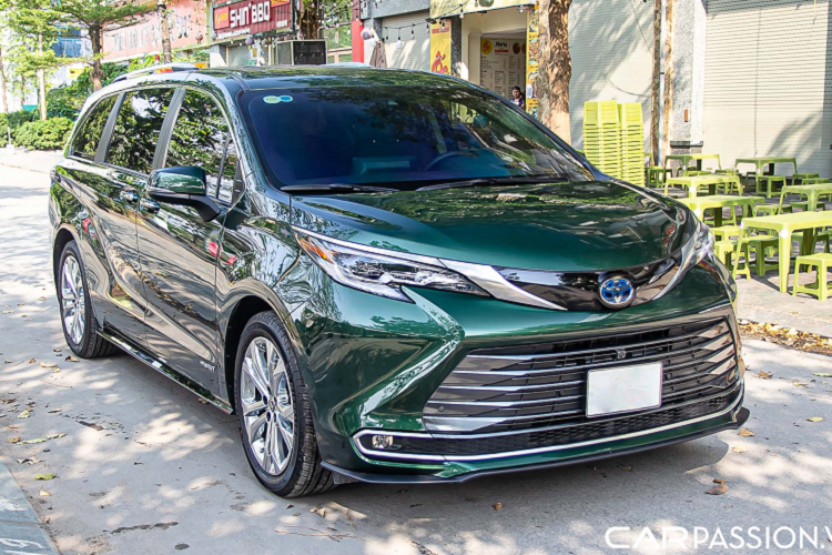 Mới đây, một chiếc Toyota Sienna Hybrid 2021 mới bản cao cấp nhất Platinum đã được rao bán tại Hà Nội, sau gần 8.500 km sử dụng. Ở thế hệ mới, Sienna được xây dựng và phát triển trên nền tảng khung gầm TNGA-K giúp gia tăng độ cứng và giảm thiểu tối đa khối lượng xe.