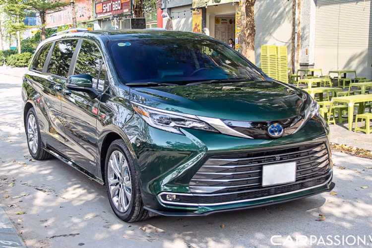 Mới đây, một chiếc Toyota Sienna Hybrid 2021 mới bản cao cấp nhất Platinum đã được rao bán tại Hà Nội, sau gần 8.500 km sử dụng. Ở thế hệ mới, Sienna được xây dựng và phát triển trên nền tảng khung gầm TNGA-K giúp gia tăng độ cứng và giảm thiểu tối đa khối lượng xe.