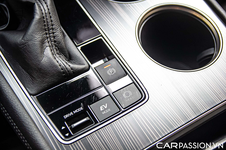 Toyota Sienna hoàn toàn mới được trang bị động cơ 4 xi-lanh có dung tích 2.5 lít tiêu chuẩn và hai động cơ điện sản sinh công suất tối đa 243 mã lực. Khách hàng cũng có thể lựa chọn thêm tùy chọn ba động cơ điện với tùy chọn hệ dẫn động bốn bánh. 