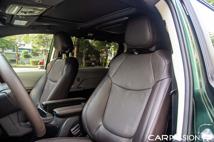 Về nội thất, chiếc xe có màn hình cảm ứng 9 inch với khả năng tương thích Android Auto, Apple CarPlay và Amazon Alexa, cụm đồng hồ tốc độ dạng analog với một màn hình điện tử 7 inch ở vị trí trung tâm, hiển thị thông tin hệ thống điện và trạng thái sạc pin. Chưa hết, trên xe còn có bảy cổng USB và Type C được bố trí khắp cabin.