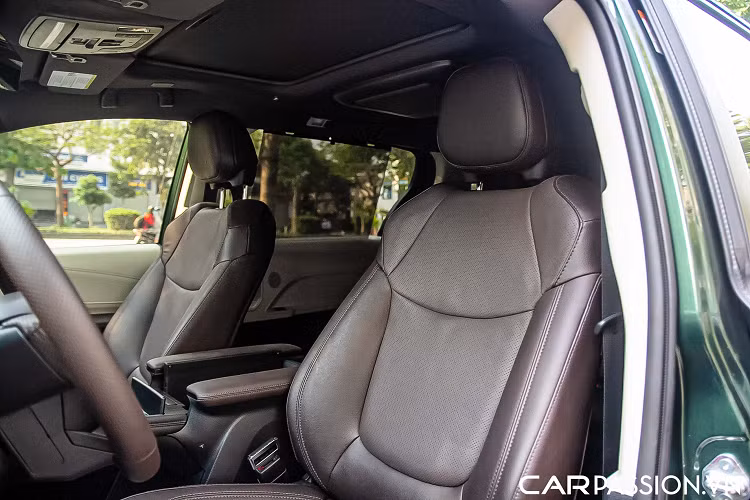 Về nội thất, chiếc xe có màn hình cảm ứng 9 inch với khả năng tương thích Android Auto, Apple CarPlay và Amazon Alexa, cụm đồng hồ tốc độ dạng analog với một màn hình điện tử 7 inch ở vị trí trung tâm, hiển thị thông tin hệ thống điện và trạng thái sạc pin. Chưa hết, trên xe còn có bảy cổng USB và Type C được bố trí khắp cabin.