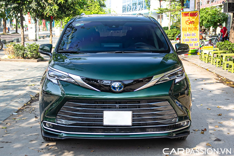 Mẫu xe MPV Toyota Sienna Hybrid 2021 được chia sẻ nền tảng cùng với một số "người anh em" khác như Camry, Avalon, RAV4, Highlander và Venza. Cản trước của Toyota Sienna mới có tạo hình hiện đại, mạnh mẽ. Theo Toyota, thiết kế phần đầu xe Sienna 2021 lấy cảm hứng từ tàu cao tốc Shinkansen nổi tiếng, thay thế hoàn toàn cho thiết kế có phần “đơn điệu” của Sienna trước đây.