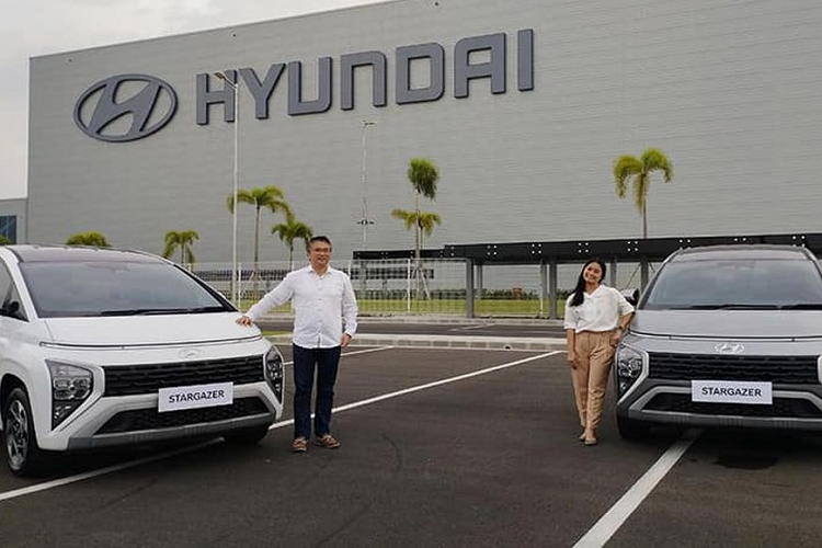 Trước đó, mẫu MPV Hàn Quốc nhiều lần bị bắt gặp khi đang chạy thử nghiệm ở Việt Nam với ngoại hình được ngụy trang kín mít. Hyundai Stargazer 2023 ra mắt lần đầu ngày 15/7 tại Indonesia. Xe được định vị nằm trong phân khúc MPV 7 chỗ cỡ nhỏ.