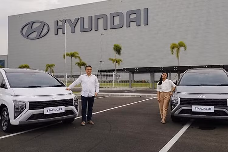Trước đó, mẫu MPV Hàn Quốc nhiều lần bị bắt gặp khi đang chạy thử nghiệm ở Việt Nam với ngoại hình được ngụy trang kín mít. Hyundai Stargazer 2023 ra mắt lần đầu ngày 15/7 tại Indonesia. Xe được định vị nằm trong phân khúc MPV 7 chỗ cỡ nhỏ.