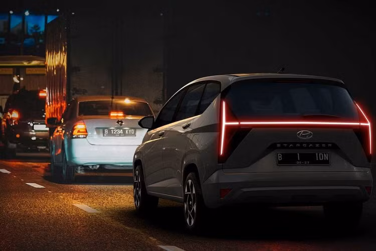 Hiện chưa rõ mẫu xe này sẽ được phân phối tại Việt Nam với bao nhiêu phiên bản, tại Indonesia xe có 4 biến thể tùy chọn đi kèm, mức giá xe Hyundai Stargazer 2023 tại xứ vạn đảo bán ra từ 243,3 - 307,1 triệu Rupiah (khoảng 380 - 480 triệu đồng).