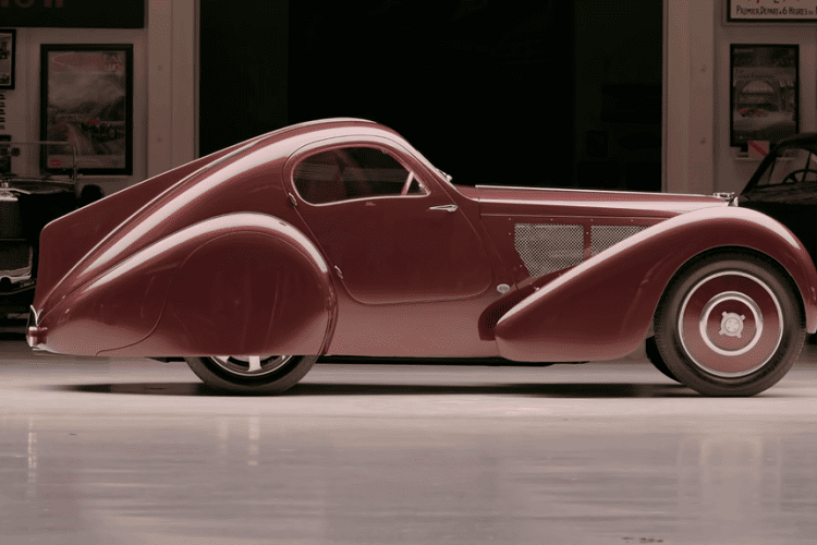 Khi là xe đua Grand Prix, chiếc Type 51 này đã được cầm lái bởi Louis Chiron ở giai đoạn đó. Đúng vậy, đây chính là tay đua đã truyền cảm hứng cho tên gọi của mẫu hypercar hiện đại. Sau khi đua cho hãng siêu xe Bugatti vào năm 1931, Chiron đã được tặng chiếc xe và sở hữu nó cho tới năm 1936, khi nó được bán cho một người đàn ông tên là André Bith.