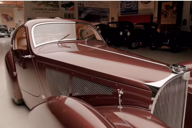 Tại một thời điểm nào đó, khung gầm và thân vỏ của chiếc xe cổ điển đã bị tách rời và chịu cảnh xa nhau trong gần 50 năm. Vào năm 2000, Nethercutt Collection đã tìm thấy và mua lại thân vỏ nguyên bản, đồng thời tiến hành phục chế nó trở lại như hồi năm 1937.