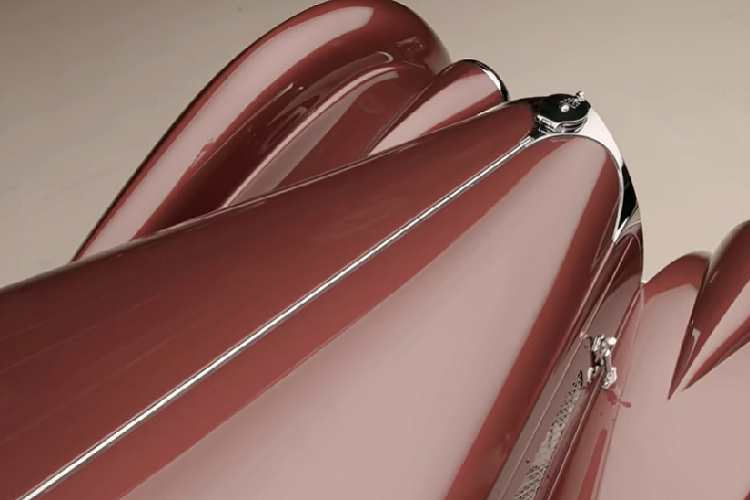 Điều duy nhất về chiếc xe không đi trước thời đại là hệ thống phanh, một chi tiết ông Jay Leno giải thích là được vận hành bằng dây cáp thay vì chất lỏng thủy lực. Tuy nhiên, quá trình phục chế cũng mang đến cho nó một tính năng hiện đại như quạt làm mát chạy điện.