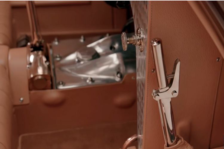 Sự kết hợp giữa bộ siêu nạp và hộp số không đồng bộ đã tạo ra một âm thanh phi thường mà không động cơ hiện đại nào có thể tái tạo được.