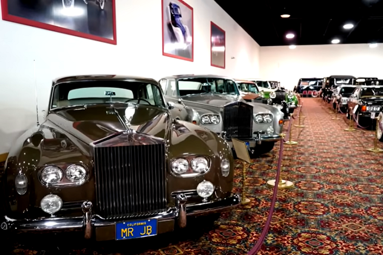 Mở nắp capô của chiếc Bugatti này thực sự giống như mở một hộp trang sức bởi động cơ xe quá đẹp. Hầu hết mọi chi tiết đều được đánh bóng sáng đẹp, cộng họa tiết trang trí đặc sắc.