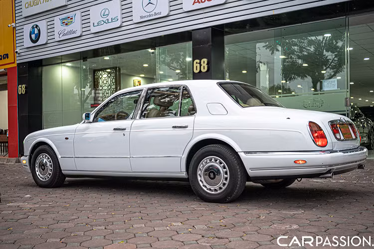 Mức giá xe Rolls-Royce Silver Seraph tại thị trường Việt Nam vào năm 2021 khoảng hơn 7 tỷ đồng, tuy nhiên để sở hữu nó cũng không phải một việc dễ dàng, hơn nữa số lượng những chiếc Rolls-Royce Silver Seraph còn sót lại trên thị trường không còn nhiều.