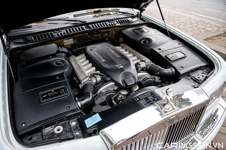 Chính vì thế mà những chiếc Rolls-Royce Silver Seraph hiếm hơn đáng kể so với “người anh em song sinh” của mình Bentley Arnage. Sự xuất hiện của những chiếc Silver Seraph tại thị trường Việt Nam dần tạo cơ hội cho những người đam mê Rolls-Royce có cơ hội sở hữu những mẫu xe hàng độc, khác biệt so với những dòng xe phổ biến như Ghost hay Phantom.