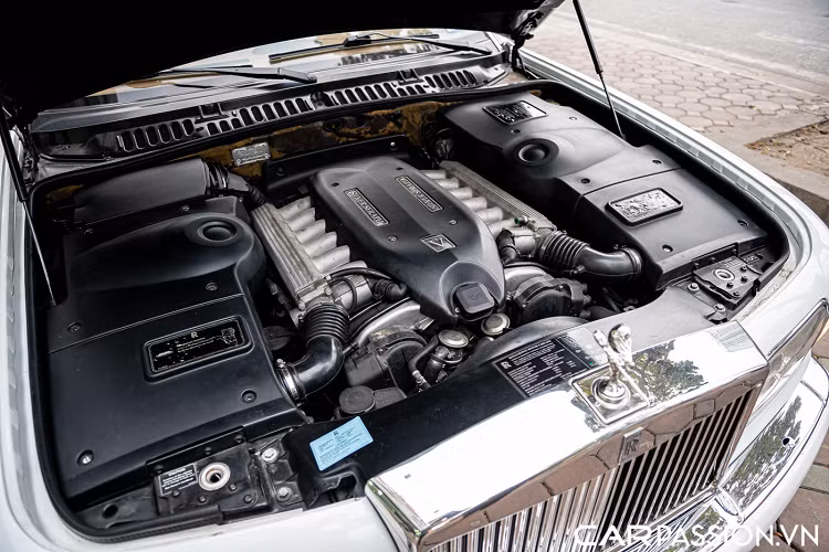 Chính vì thế mà những chiếc Rolls-Royce Silver Seraph hiếm hơn đáng kể so với “người anh em song sinh” của mình Bentley Arnage. Sự xuất hiện của những chiếc Silver Seraph tại thị trường Việt Nam dần tạo cơ hội cho những người đam mê Rolls-Royce có cơ hội sở hữu những mẫu xe hàng độc, khác biệt so với những dòng xe phổ biến như Ghost hay Phantom.