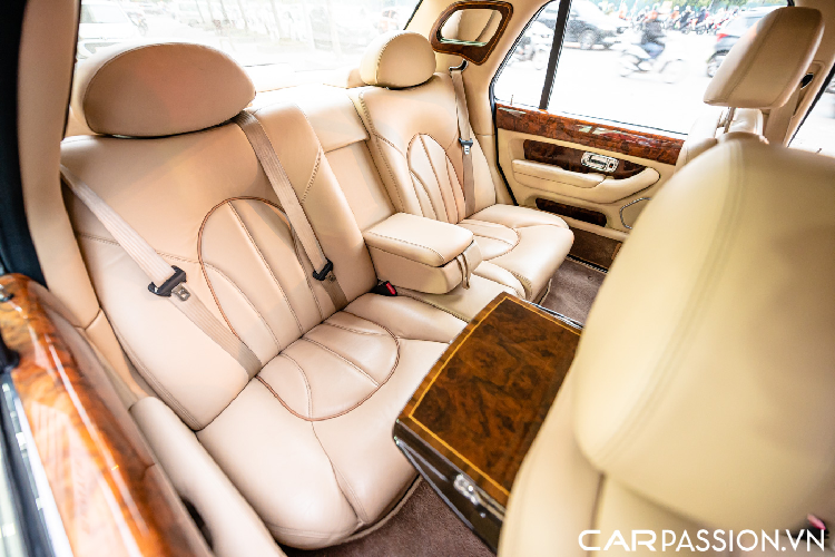 Chiếc Rolls-Royce Silver Seraph này là một trong số ít những chiếc Silver Seraph tại Việt Nam. Chiếc xe mang trên mình lớp sơn ngoại thất màu trắng bóng, các chi tiết Chrome vẫn được duy trì ở trong tình trạng hoàn hảo. Khoang nội thất của xe được bọc chất liệu da màu be, các chi tiết gỗ ốp sáng màu cùng họa tiết gỗ tự nhiên. Ngoài ra, một số chi tiết trong nội thất của xe như bàn làm việc ở ghế sau được hoàn thiện với bề mặt sơn mài tinh xảo.