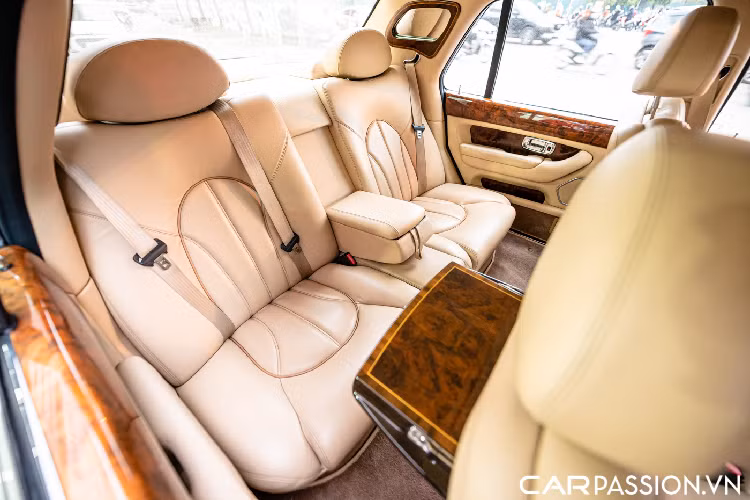 Chiếc Rolls-Royce Silver Seraph này là một trong số ít những chiếc Silver Seraph tại Việt Nam. Chiếc xe mang trên mình lớp sơn ngoại thất màu trắng bóng, các chi tiết Chrome vẫn được duy trì ở trong tình trạng hoàn hảo. Khoang nội thất của xe được bọc chất liệu da màu be, các chi tiết gỗ ốp sáng màu cùng họa tiết gỗ tự nhiên. Ngoài ra, một số chi tiết trong nội thất của xe như bàn làm việc ở ghế sau được hoàn thiện với bề mặt sơn mài tinh xảo.