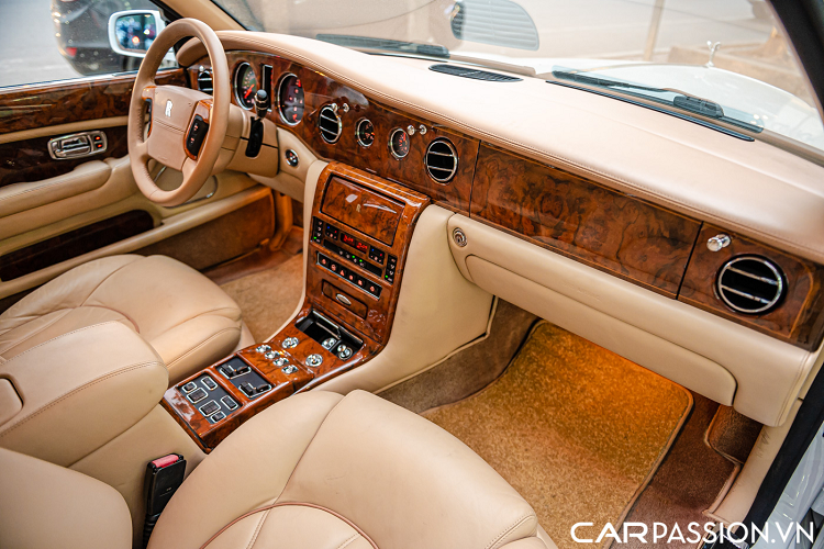 Thân xe được thiết kế và gia cố để cứng hơn khoảng 65% so với người tiền nhiệm. Cho dù được sản xuất cách đây 20 năm, chiếc xe đã được trang bị một số công nghệ hiện đại như hệ thống quản lý động cơ kỹ thuật số, hệ thống kiểm soát hành trình thích ứng và phanh chống bó cứng.