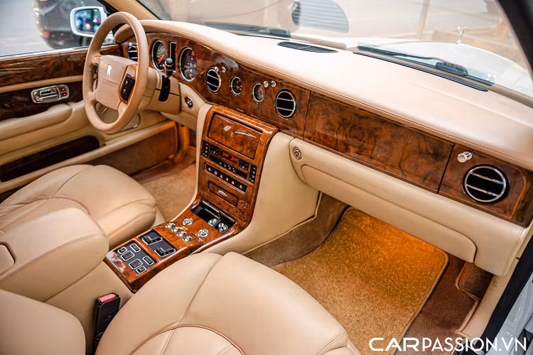 Thân xe được thiết kế và gia cố để cứng hơn khoảng 65% so với người tiền nhiệm. Cho dù được sản xuất cách đây 20 năm, chiếc xe đã được trang bị một số công nghệ hiện đại như hệ thống quản lý động cơ kỹ thuật số, hệ thống kiểm soát hành trình thích ứng và phanh chống bó cứng.