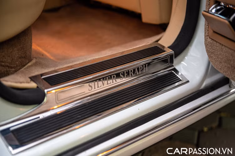 Silver Seraph sở hữu dáng vẻ dường như tương đồng với mẫu xe Arnage đến từ “người đồng hương” Bentley. Lý giải cho điều này, hai thương hiệu này ở thời điểm bấy giờ đều thuộc sở hữu của Vickers, chính vì thế họ đã quyết định tạo ra cặp song sinh này, đều được ra mắt thị trường lần đầu vào năm 1998 với những đặc điểm về tổng thể giống nhau.