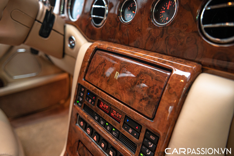 Chiếc xe có chiều dài tổng thể khoảng 5,390 mm, chiều dài cơ sở 3,117 mm. Trên phiên bản trục cơ sở kéo dài Park Ward, phần thân xe được kéo dài ra thêm 250 mm chủ yếu ở khoang sau để tăng không gian ngồi cho hành khách phía sau. Phiên bản này chỉ được sản xuất khoảng 127 chiếc trước khi bị khai tử.