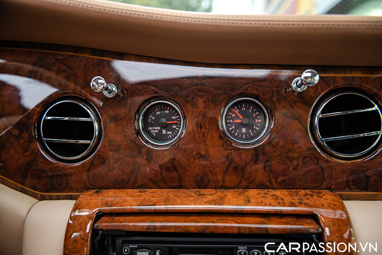 Trong suốt vòng đời 4 năm của mình kể từ năm 1998, Rolls-Royce đã xuất xưởng khoảng 1,570 chiếc Silver Seraph. Việc sản xuất Seraph được đảm nhiệm bởi Volkswagen. Sau khi dây chuyền sản xuất của Silver Seraph kết thúc, Volkswagen đã thực hiện việc chuyển giao lại cho BMW.