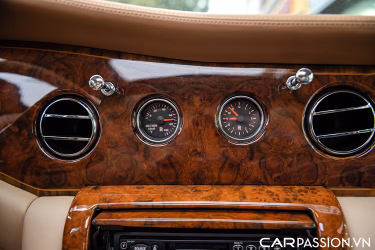 Trong suốt vòng đời 4 năm của mình kể từ năm 1998, Rolls-Royce đã xuất xưởng khoảng 1,570 chiếc Silver Seraph. Việc sản xuất Seraph được đảm nhiệm bởi Volkswagen. Sau khi dây chuyền sản xuất của Silver Seraph kết thúc, Volkswagen đã thực hiện việc chuyển giao lại cho BMW.